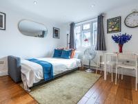 Cosy 1BR Flat West Kensington Sleeps 5 London - B&B Londra