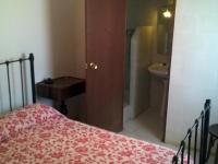 Habitación con cama grande