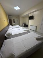 Quintuple Room