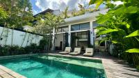 Canggu Villa - 7BR Private Cook, Pool, Rooftop Cinema - Bed and Breakfast Canggu