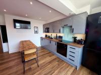 Pierview Pad Attic 10 Person Sunny Seaside Apartment - 2 Min Walk to Beach - B&B