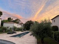 Suite de Rêve au Château avec Bain Caché - Accès Bassin de Nage - Clim - B&B La Redorte