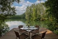 Willow - Glass Lake Retreat with Hot Tub for Two - B&B South Cerney