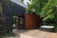 Willow - Glass Lake Retreat with Hot Tub for Two - B&B South Cerney