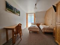 Zweibettzimmer mit Bergblick