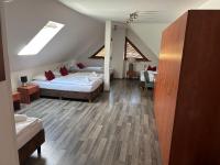 Quintuple Room