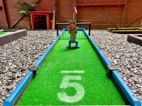 Luxury Guest Suite with Arcade, Mini Golf Course, and Tiki Bar - Bed and Breakfast Smyrna