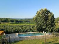 Gite au calme, sur domaine vinicole avec piscine chauffée partagée idéal rando et vélo - Bed and Breakfast Mormoiron