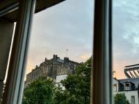 Stylish 2BR Grassmarket Flat with Castle Views & PS5 - B&B