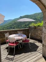 Gîte Lou Clapas dans village perché du Parc des Grands Causses - B&B Nant