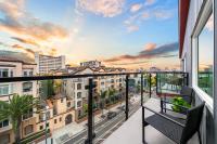 Stylish Top-Floor Gem with King Bed & City Ocean Views - B&B San Diego