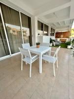 Seasons Retreat with pool and gym-2BR - B&B Oroklini