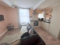 Lovely 1 Bed flat in high street - 4 min walk to beach- 300m - Chambres d'hôtes Herne Bay