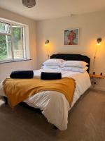 Cosy One-Bedroom Retreat with Parking - B&B