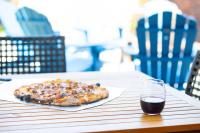 Jennifer's Stylish Apt Private Deck Backyard Oasis - B&B Providence