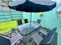Modern Three Bedroom Gem Near Beach - Sleeps 6 - Steam Shower Cabin - Fast WiFi - Garden - Bed and Breakfast Bournemouth