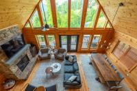 Whiskey Hills - Newly Remodeled Luxury Cabin with Hot Tub, Incredible Views close to Asheville, walk to Hatley Pointe & Ski! - Bed and Breakfast Swiss