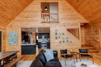 Whiskey Hills - Newly Remodeled Luxury Cabin with Hot Tub, Incredible Views close to Asheville, walk to Hatley Pointe & Ski! - Chambres d'hôtes Swiss