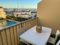 Bel appartement avec piscine et vue bateaux - B&B Gruissan