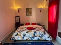 Habitación con cama grande