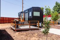 Cozy modern tiny home near ZION & private deck - Ferienwohnung Apple Valley