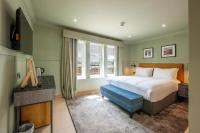 Habitación con cama grande y vistas al mar