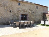 Gîte de charme avec piscine couverte, idéal pour 10 pers., PMR, proche Puy du Fou, grand jardin, loisirs - FR-1-426-428 - B&B