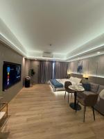 Venice Luxe Stay, Studio Type, King Bed, 65 TV-Netflix 40平方四人公寓 厨具齐全 - B&B Manila