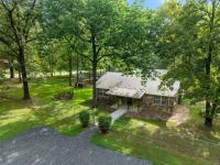 Casino Close Hot Tub-Firepit-BBQ 2-acres Sleeps 6 - Bed and Breakfast Broken Bow