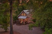 Rustic Cabin Near Creek with Hot Tub & Fire Pit - B&B Broken Bow