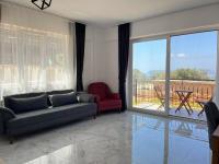 Dreibettzimmer mit Gartenblick