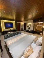 Zimmer mit Kingsize-Bett und Bergblick