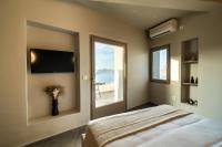 Split level Diamond Suite with Private Pool and Caldera View