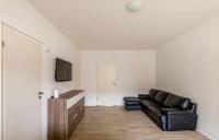 Enjoy your stay with DKN - Mon-Sun - Late night check-in - Multilanguage - Leipzig Grünau - Witamy serdecznie - B&B Leipzig