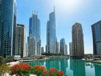 Stylish Lakefront Studio with King Bed and Balcony - B&B Dubai