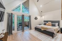 The Ash - Private Cabin with Hot Tub Oasis for Two in the Pines - Chambres d'hôtes Broken Bow