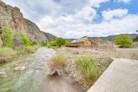 Creekside Cabin w/ Deck & Views in Panguitch! - Chambres d'hôtes Circleville