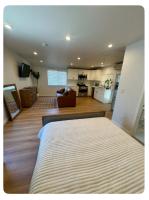 PRIVATE modern studio Guesthouse - B&B Los Angeles