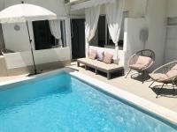 Apartment with Pool View