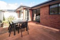 Cozy 4BR Home by Melb Airport, CBD & Watergardens - Ferienwohnung Sydenham