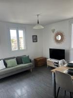 Juan Les Pins 2BR Sunny Top Floor 50m Beach Central - B&B Antibes