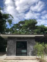 Habitación con cama grande y vistas al jardín