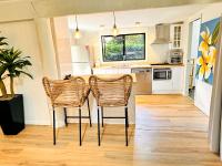 Estudio con vistas a la piscina