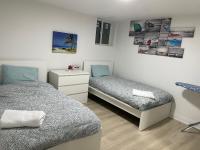 Executive Apartment - 2BDR Parking Self-check in - Walkout basement Lower Unit - B&B