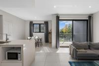 2BR Apartment with Balcony Near Food Shop and Transit - Ferienwohnung Brisbane
