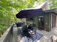 Downward Dog Lodge - Mountain Yoga Retreat, Hot Tub & Pet-Friendly Escape - Chambres d'hôtes Blue Ridge