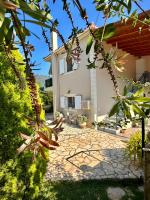 Kate's Place Apartment, 5' walk from the beach - B&B Karavomylos