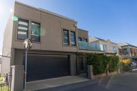 Stylish Retreat Steps from Geelong Waterfront, with Parking, Wi-Fi, AC - Chambres d’hôtes Geelong
