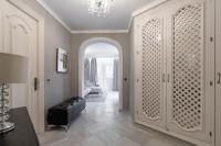 Habitación con cama grande y balcón