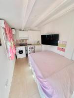 Habitación con baño y cocina - Ferienwohnung Caudiel